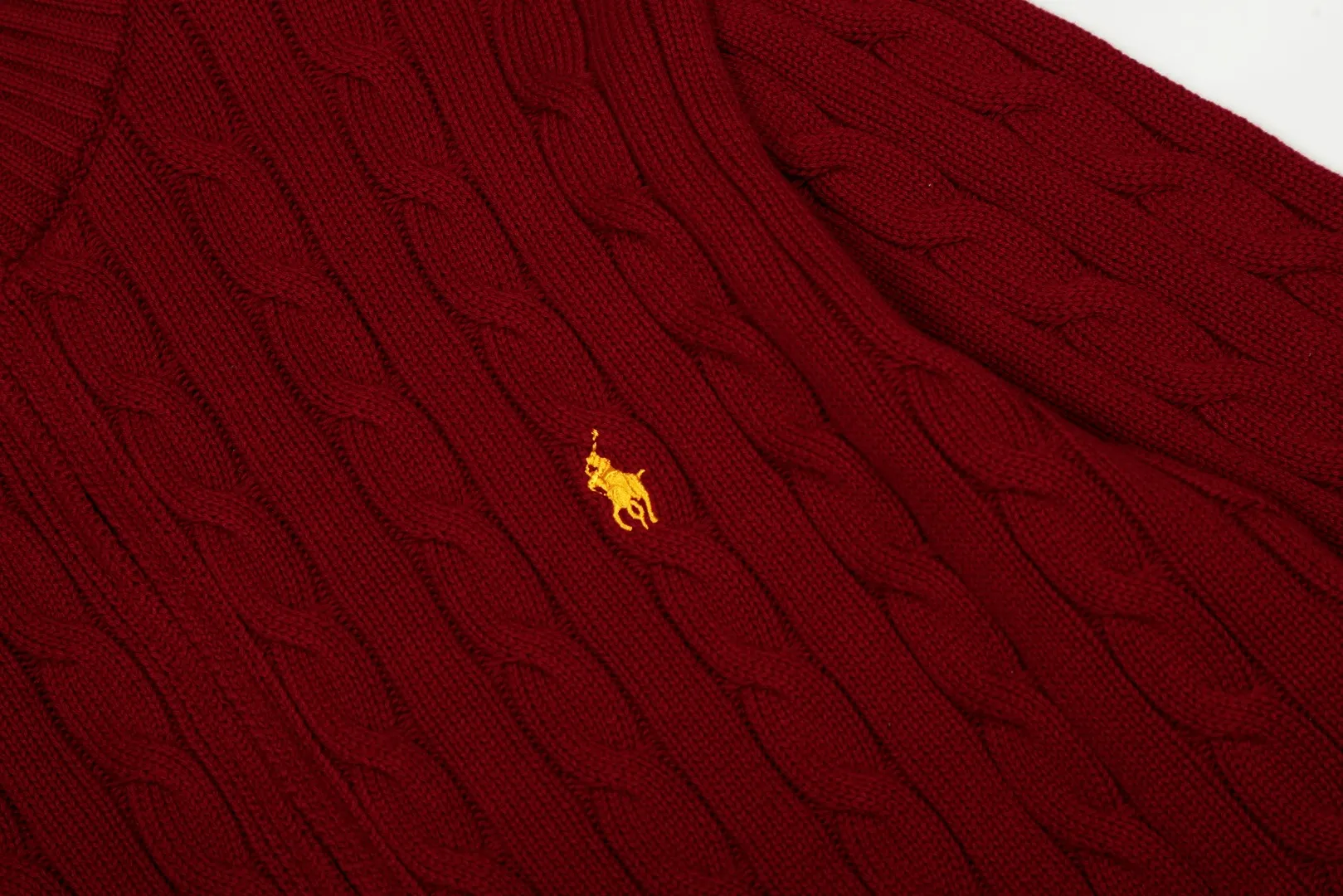 P260 Top quality" Style number: DS814# (not off the shelves all year round) [Ralph Lauren full zipper solid color pony embroidered logo twist knitted sweater jacket] ✅Ralph Lauren Ralph Lauren full zipper classic basic versatile style unisex couple knitted sweater autumn and winter coat ✅Main supplier platform live broadcast Wholesale entities Replacement when out of stock Not off the shelf ✅ZP quality 1:1 version Scan the code to enter the GF website Counter quality ✅Details and quality are the only one in Guangzhou. Imported quality cotton yarn focuses on high-end and cost-effective. Needless to say good quality. ✅The version is restored to the original order. The maximum size can be worn up to 200 pounds. Loose, comfortable and stress-free. ✅The upper body is simple and easy to match. A must-have item for ootd. Good-looking clothes are never picky. Recommended must-have items in the wardrobe. Size: S-XL. Color: Black and red, milky white, gray blue, khaki, navy red label, Ankora red.